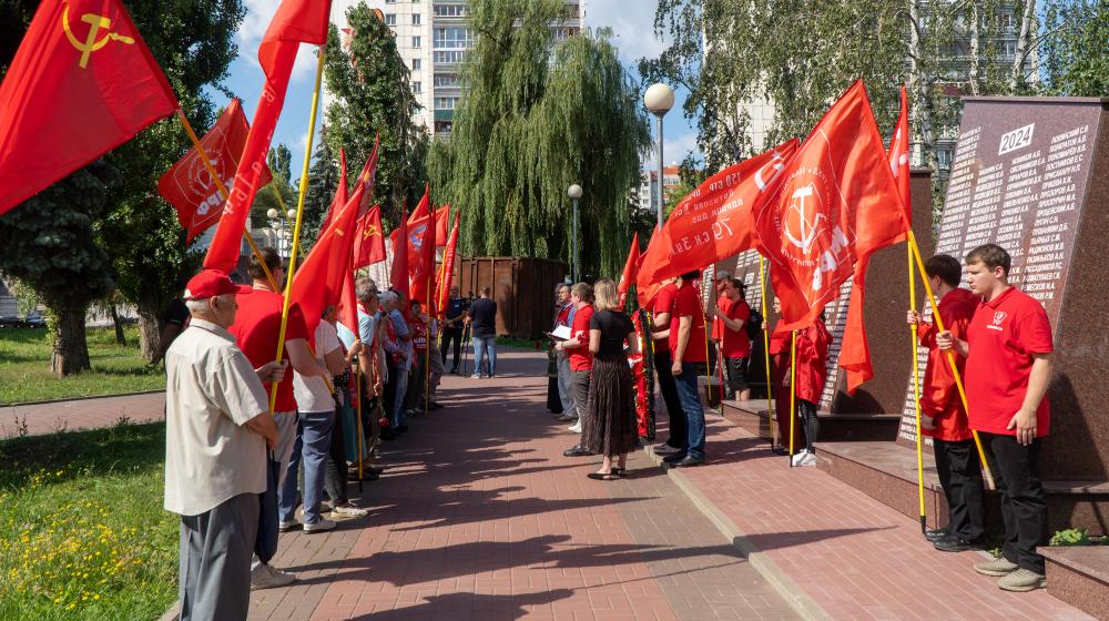 Курская область. Н.Н. Иванов провел церемонию возложения цветов и венков к стелам погибших на СВО