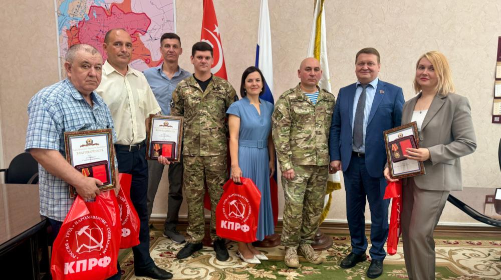 Нижегородские коммунисты вручили награды волонтерам, оказывающим помощь бойцам СВО