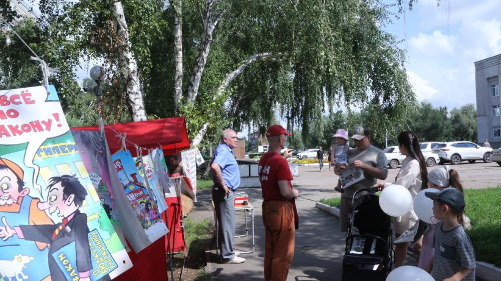 Омск. Красная палатка: приём ведёт депутат