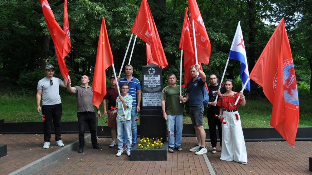 Калининградские коммунисты провели автопробег «Красные крылья Победы»