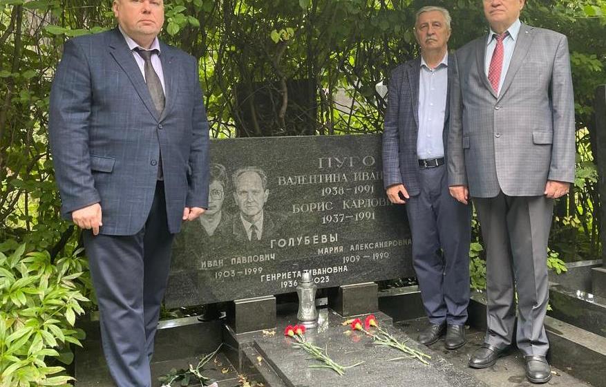 Делегация ЦК КПРФ почтила память патриотов-защитников Советской Родины