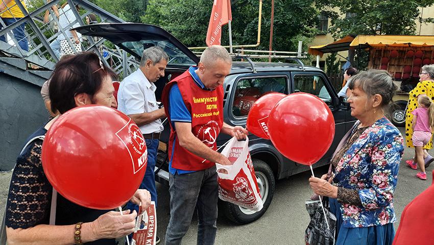 Ивановские коммунисты поздравили земляков с Днём города