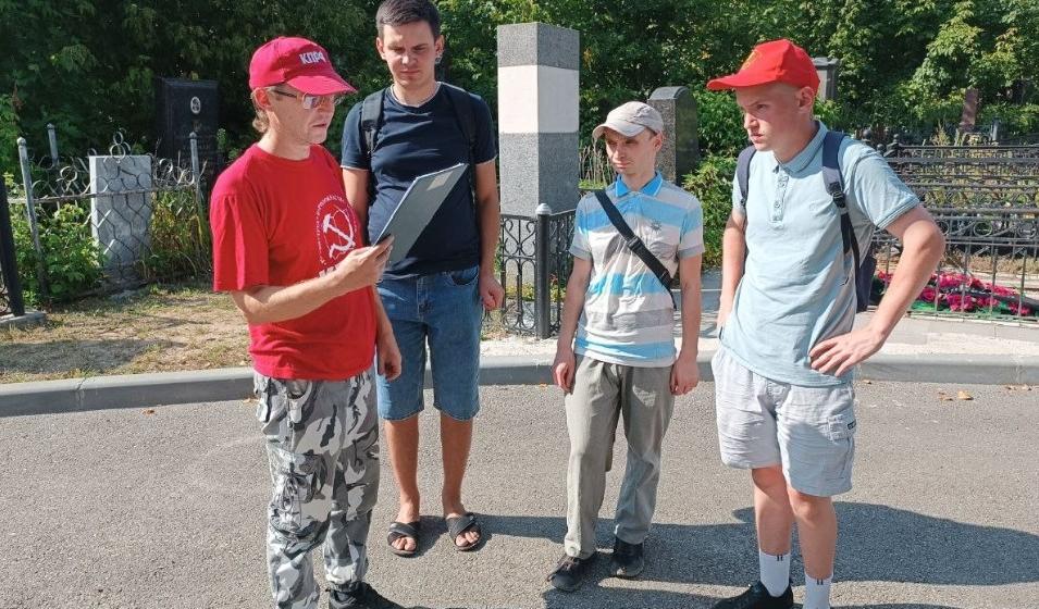 Саратовские коммунисты и комсомольцы почтили память деятелей революционного движения