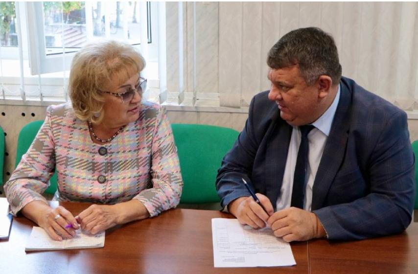 Саратовская область. В ходе рабочей поездки в Самойловский район Ольга Алимова встретилась с главой районной администрации Михаилом Мельниковым