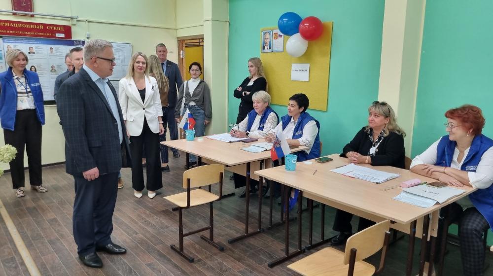 Секретарь МК КПРФ, руководитель фракции КПРФ в Мособлдуме Александр Наумов посетил избирательные участки в Электростали