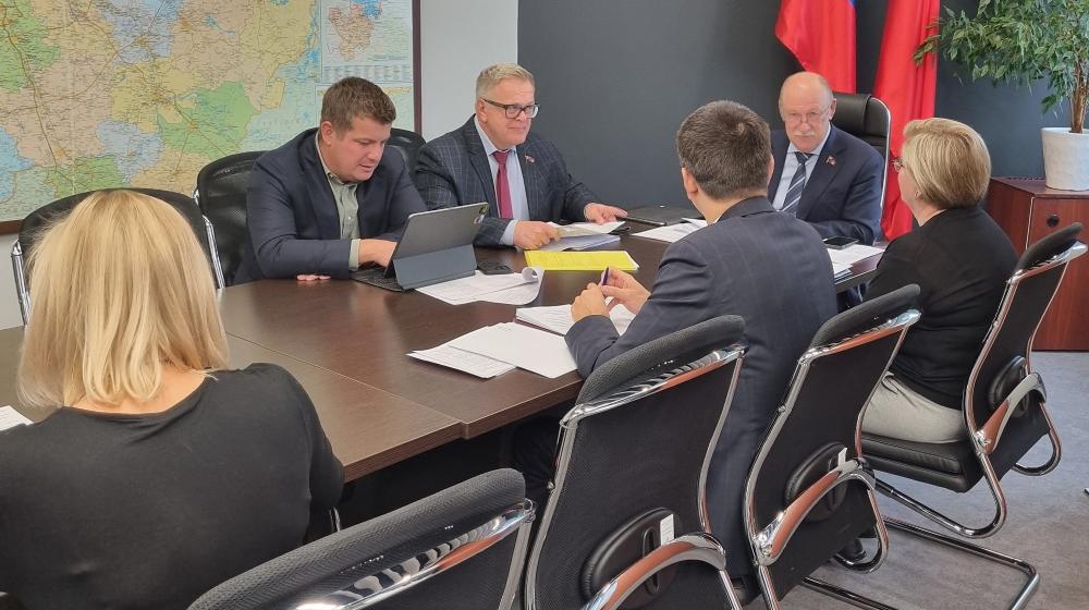 Руководитель фракции КПРФ Александр Наумов: На заседании Комитета Мособлдумы предоставили право на первоочередной личный прием членам семей участников СВО и многодетным семьям
