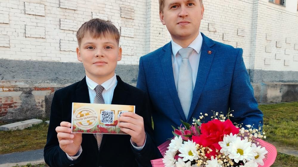 Лидер свердловских комсомольцев Денис Курочкин поздравил учащихся Екатеринбурга с Днём знаний