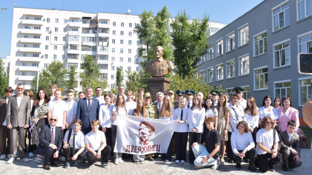 По инициативе Владимира Дзержинского, помощника депутата Госдумы Владислава Егорова, в школе №17 Северодонецка открыт бюст Феликса Дзержинского и школе присвоено его имя
