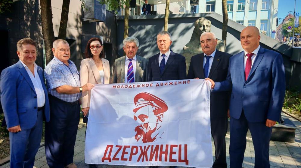 Владимир Дзержинский, помощник депутата от КПРФ Владислава Егорова, инициирует присвоение имени Ф.Э. Дзержинского школе во Владивостоке