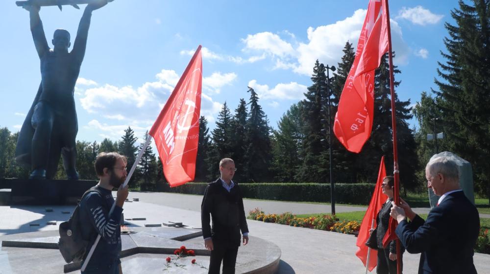 В Омске в годовщину окончания Второй Мировой войны коммунисты возложили цветы к Вечному огню
