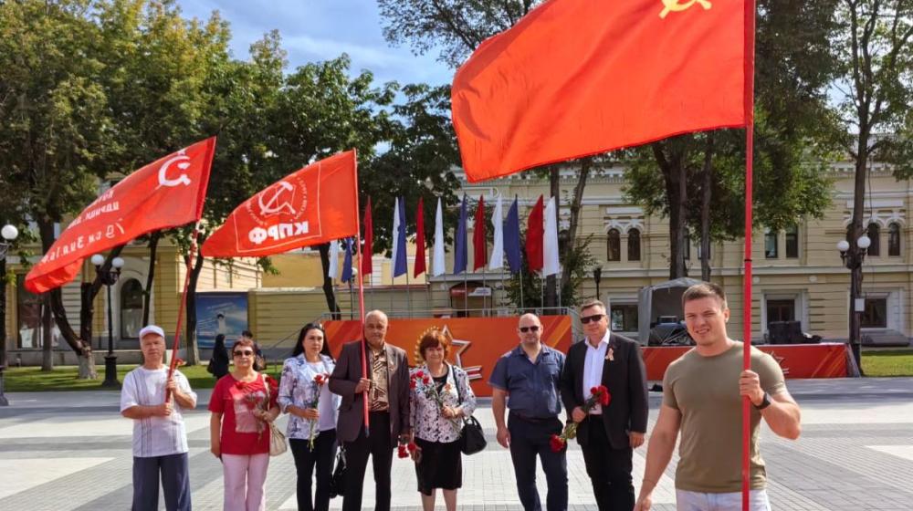 Амурская область. Коммунисты возложили цветы к Вечному Огню в Благовещенске в честь 80-й годовщины Победы над милитаристской Японией