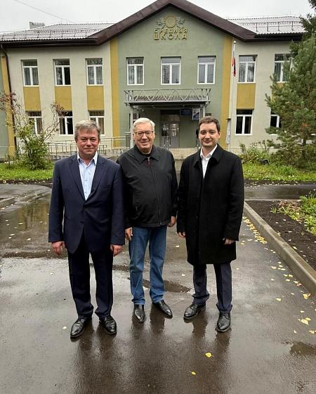Экс-губернатор Новосибирской области Виктор Толоконский посетил избирательные участки в Заельцовском районе Новосибирска