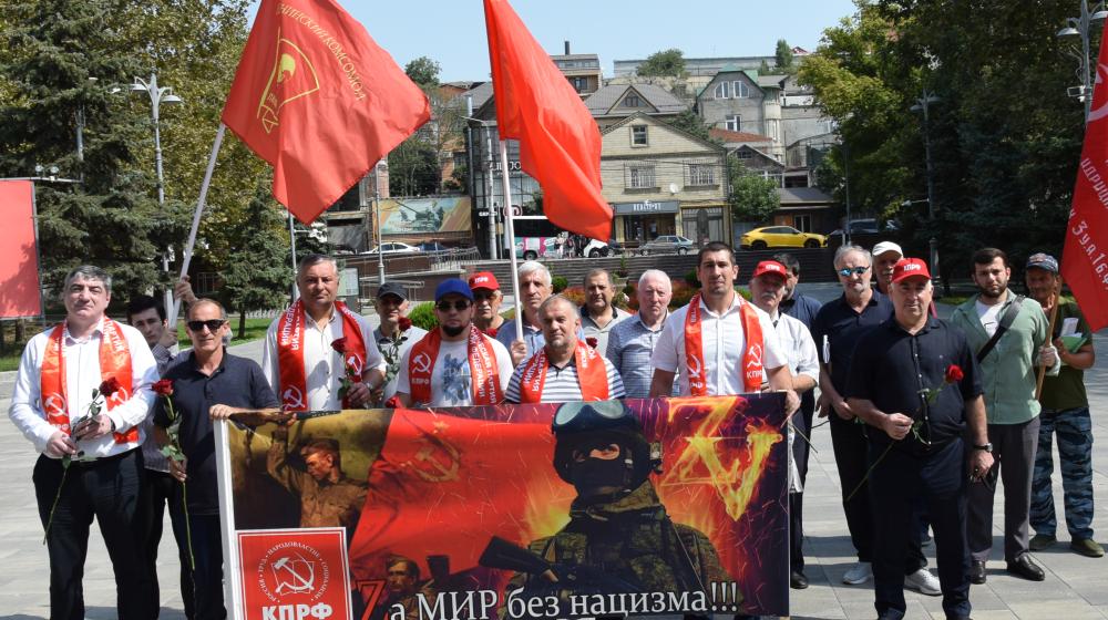 В Махачкале в 80-ю годовщину Победы над милитаристской Японией и окончания Второй мировой войны коммунисты возложили цветы к Вечному огню