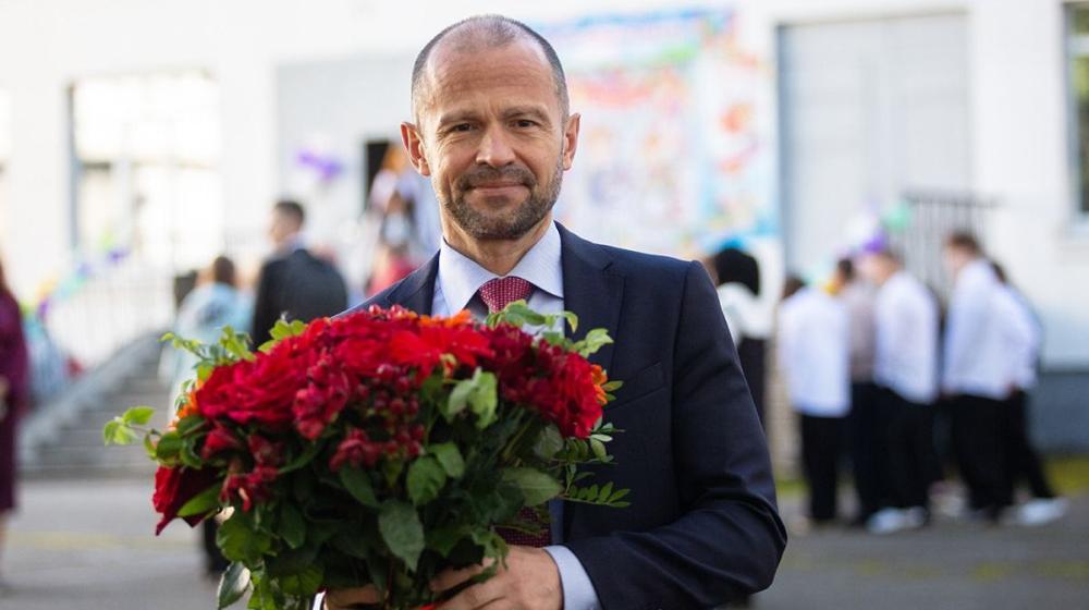 Роман Лябихов посетил родную школу в Северодвинске, коммунальное предприятие в Приморском округе и детский мини-футбольный клуб в Архангельске