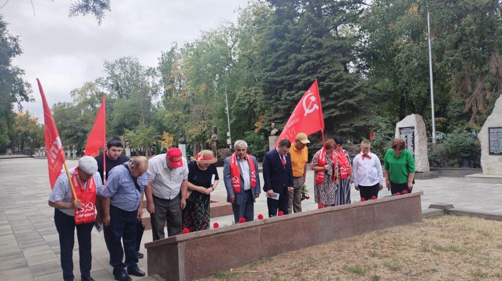 Активисты КПРФ Карачаево-Черкесии возложили цветы к Вечному Огню в Черкесске в честь 80-летия Победы над милитаристской Японией