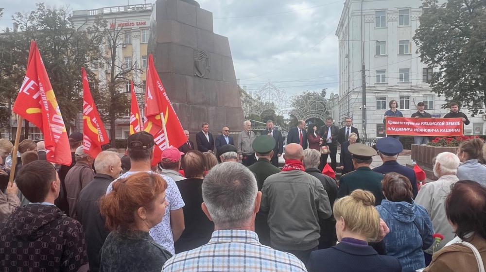 В.И. Кашин продолжил свой визит в Рязань посещением главной площади города, носящей имя Владимира Ильича Ленина