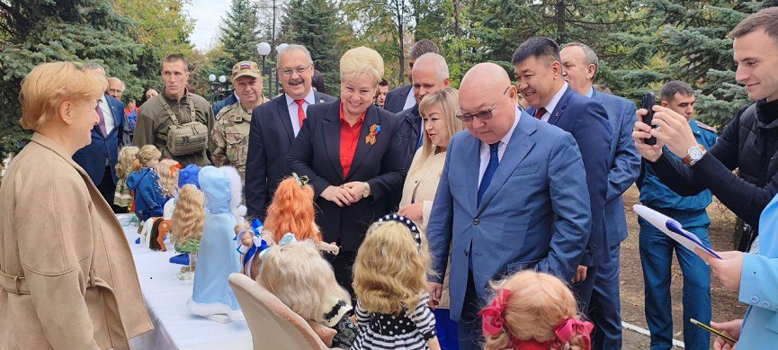 Вице-спикер парламента Калмыкии - глава фракции КРО КПРФ в Народном Хурале Николай Нуров поздравил антрацитовцев со 130-летием города