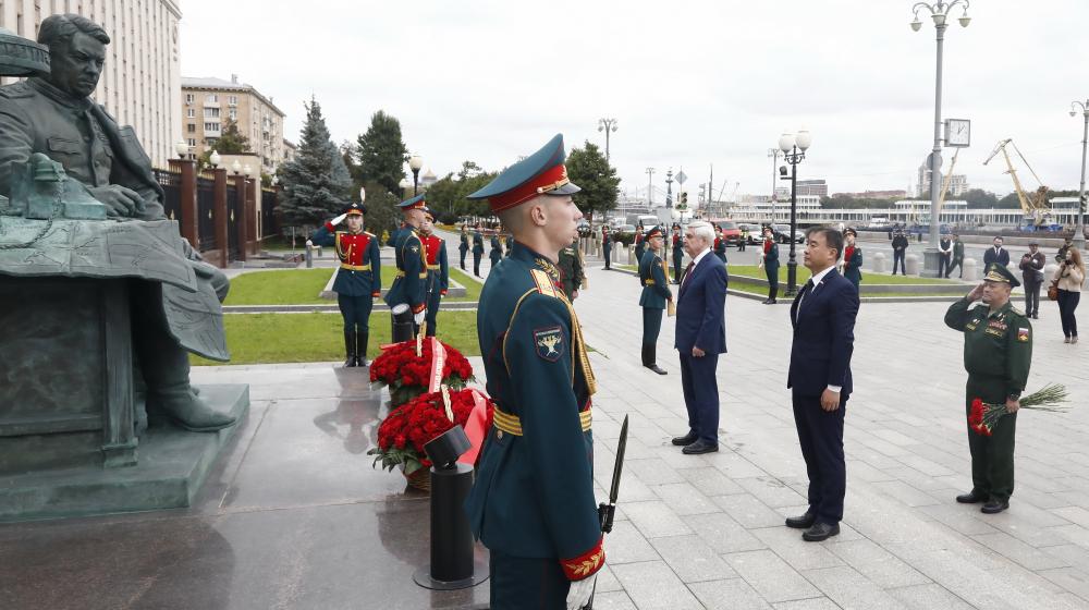 Иван Мельников принял участие в церемонии возложения к памятнику Маршалу Василевскому
