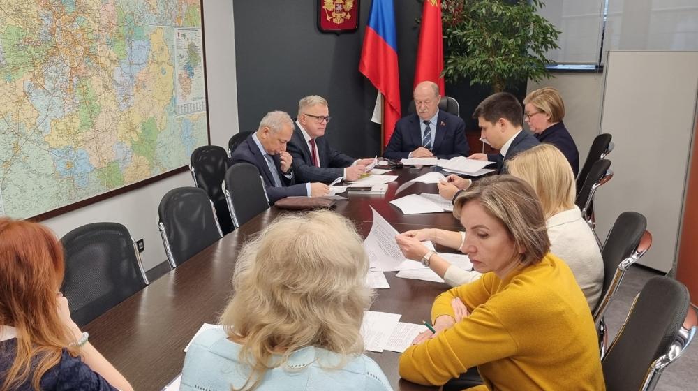 Руководитель фракции КПРФ Александр Наумов принял участие в заседании Комитета регионального парламента