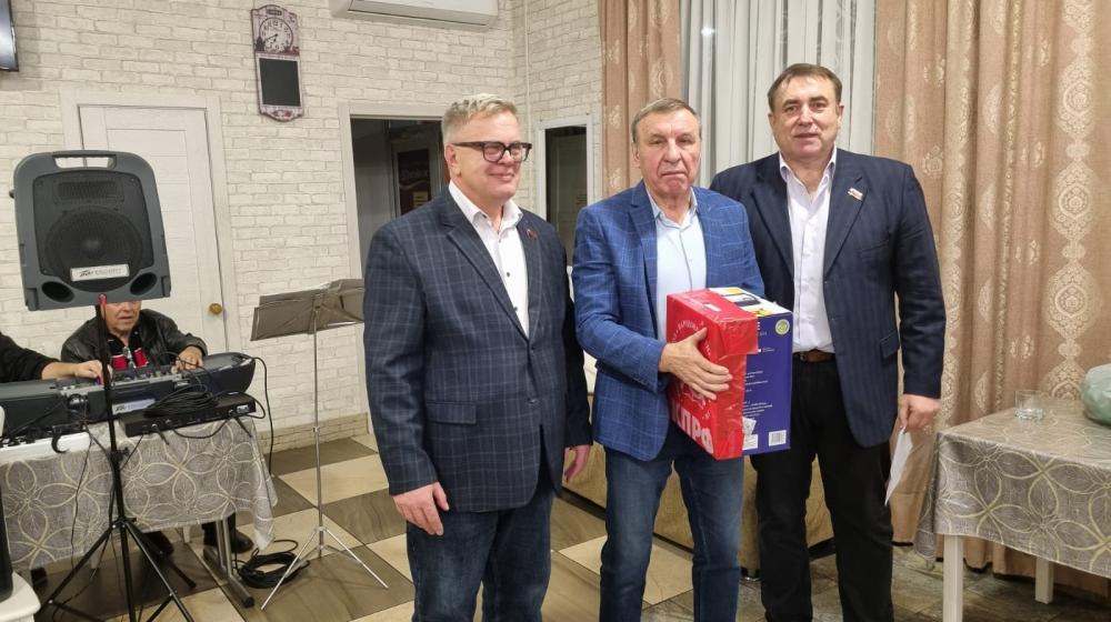 Руководитель фракции КПРФ в Мособлдуме Александр Наумов поздравил преподавателей МФЮИ в городе Ступино с Днем учителя