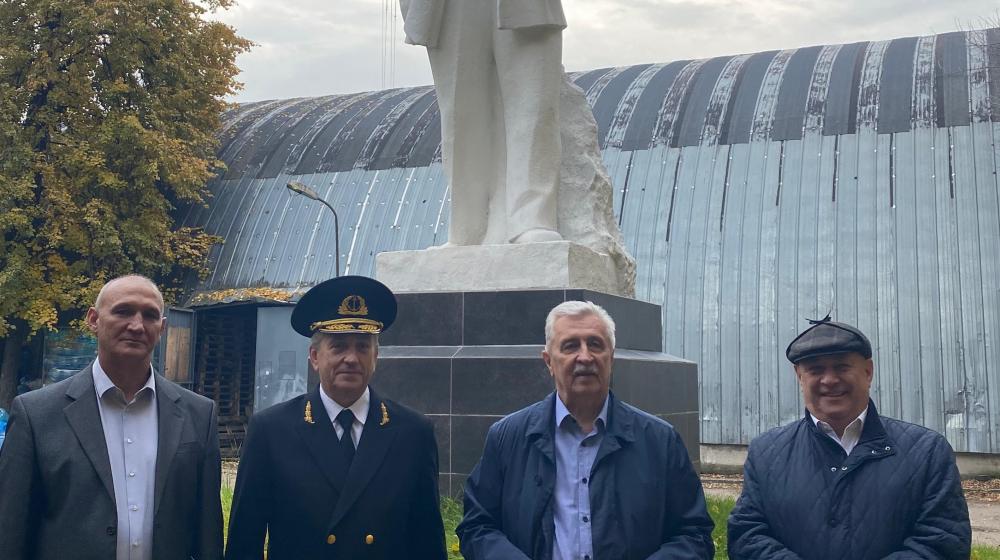 Коммунист-депутат Госдумы Н.И. Осадчий в Южном речном порту Москвы вручил Благодарственные письма лидера КПРФ Г.А. Зюганова