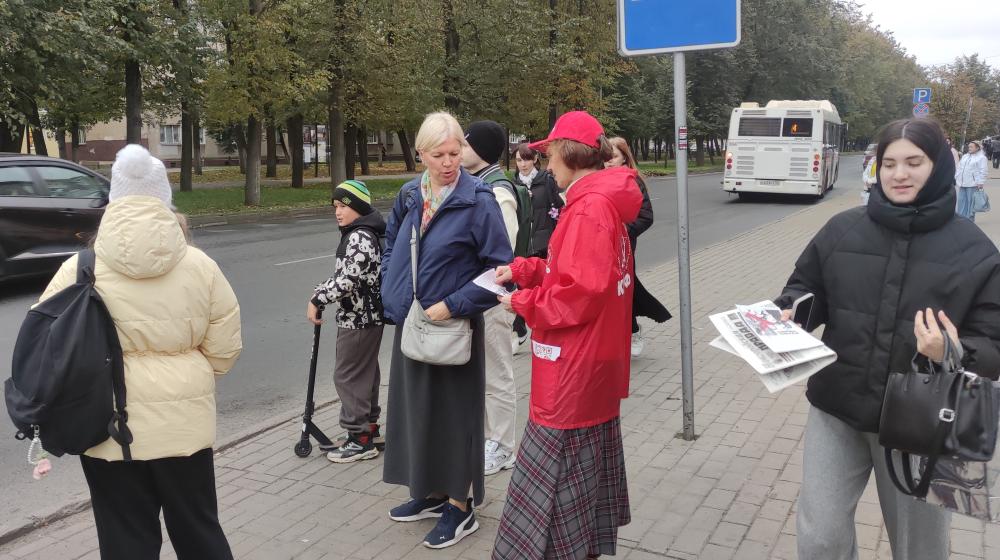 Акцию «Красные в городе» новгородские коммунисты приурочили к трагическим событиям «чёрного октября» 1993 года