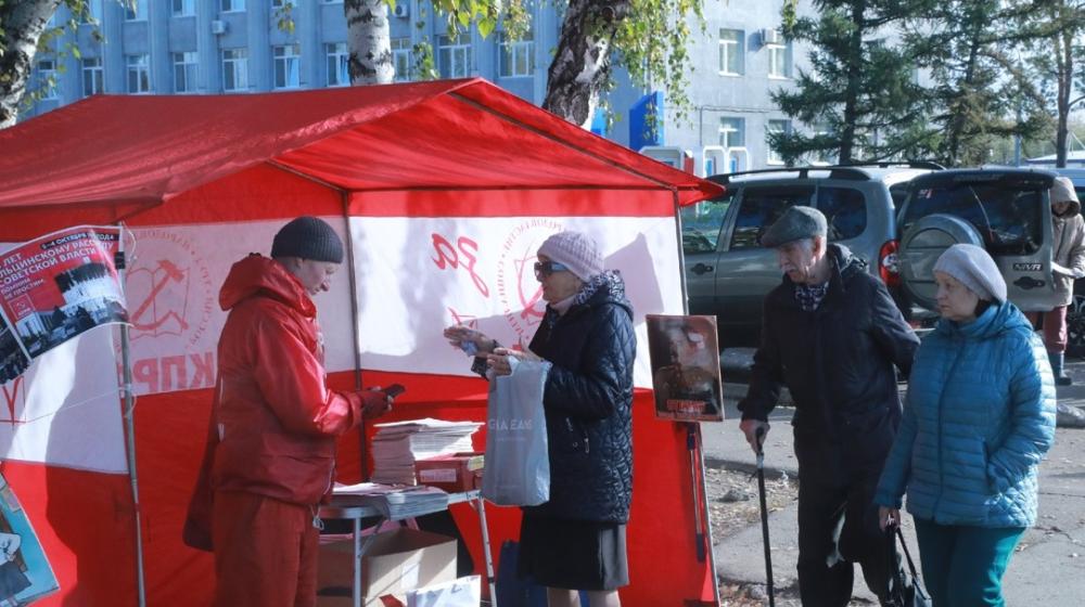 Красные палатки в Омске: В память защитников Дома Советов