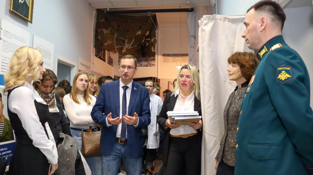 Санкт-Петербург. Коммунисты совместно с ветеранами организовали выставку картин участника СВО