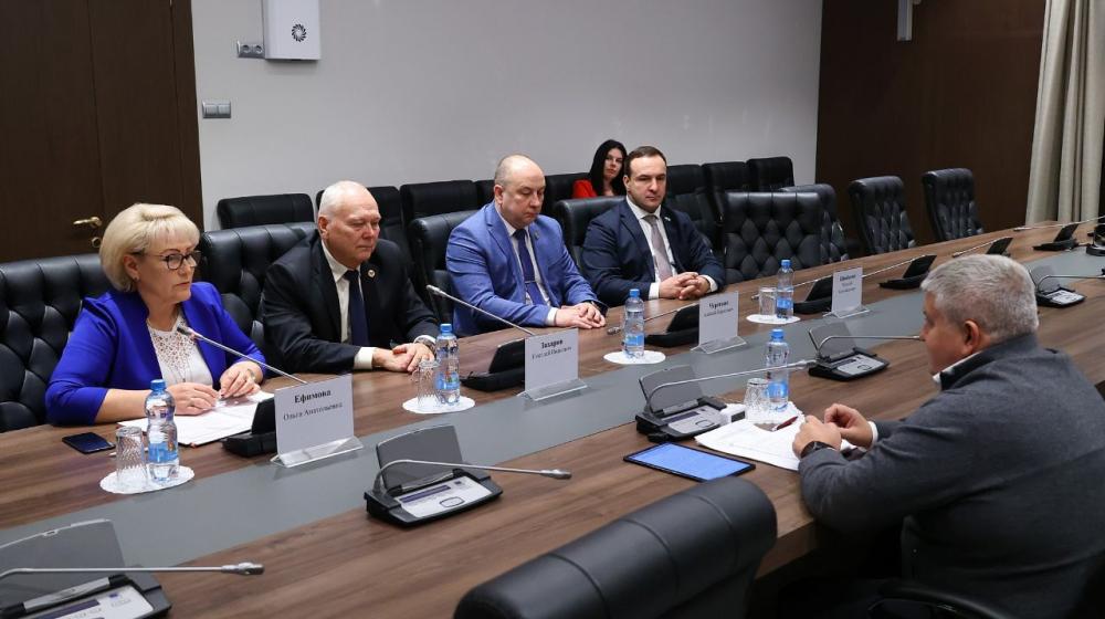 Лидер новгородских коммунистов озвучила губернатору вопросы жителей, собранные в ходе предвыборной кампании