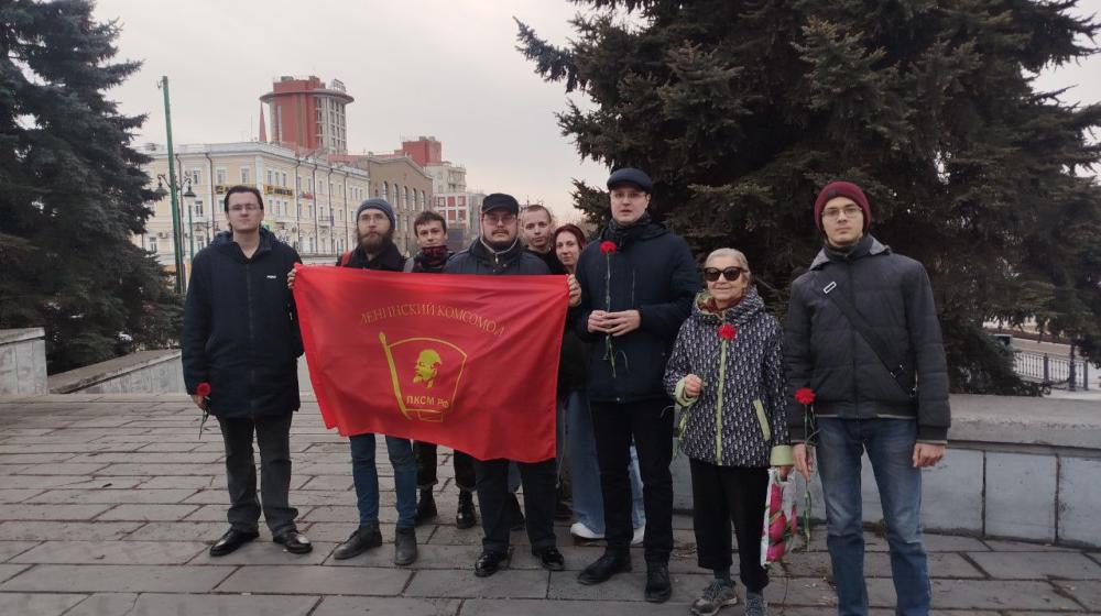 В Омске состоялись шествие и возложение цветов в День рождения комсомола