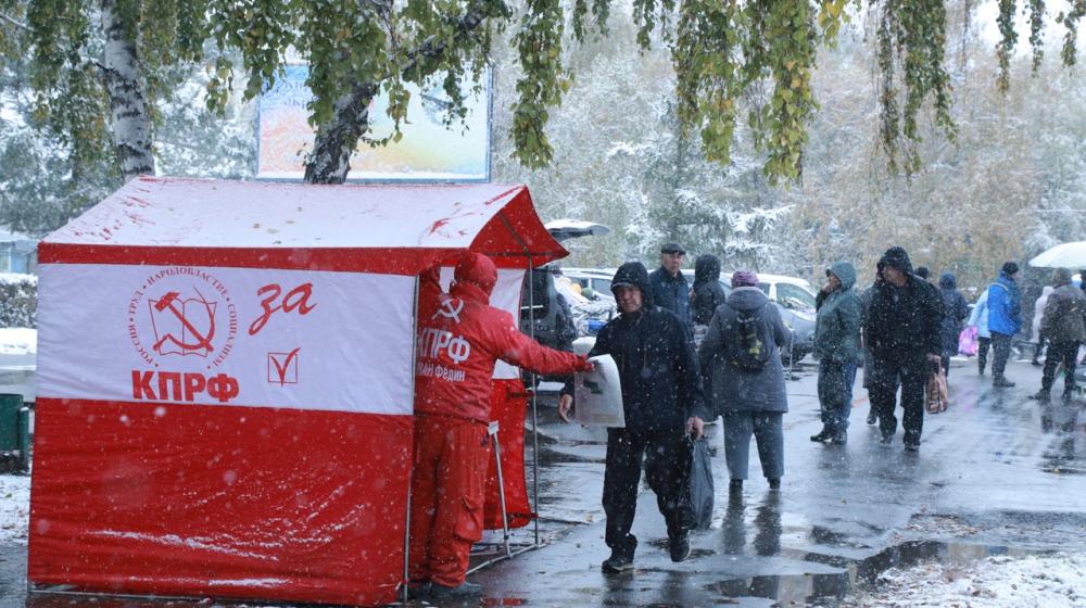 Красные палатки в Омске: и в метель, и в слякоть, и в гололёд