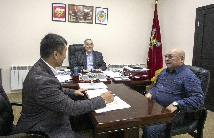 Глава фракции КПРФ в Народном Хурале - вице-спикер парламента Калмыкии Николай Нуров провел встречи с избирателями в  Черноземельском районе