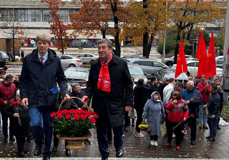 «Эпоха юности и побед»: ставропольские коммунисты отметили 107-ю годовщину со дня создания ВЛКСМ