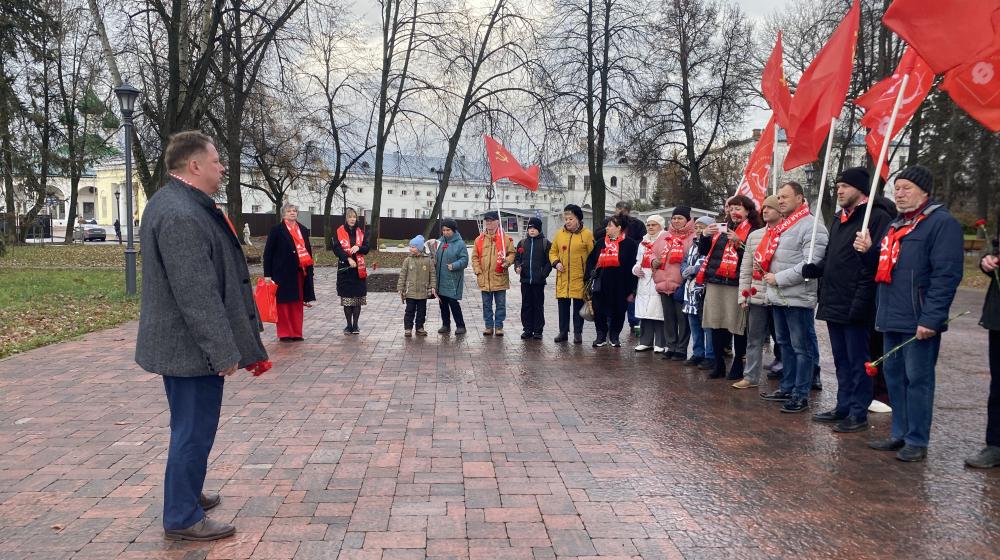 В Костроме в честь Дня Комсомола состоялось торжественное возложение цветов к памятнику В.И. Ленина