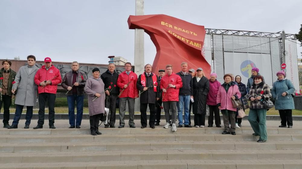 В Курске почтили память защитников Конституции
