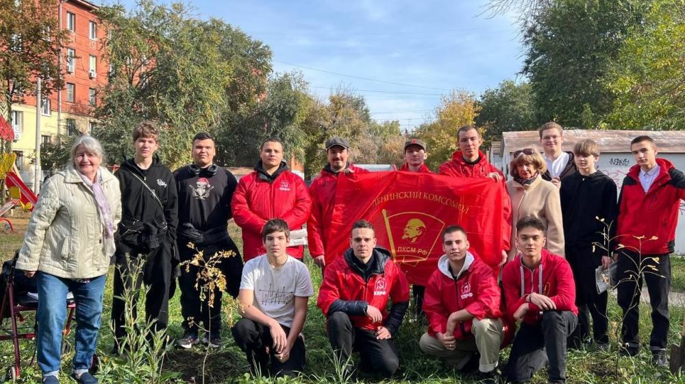 Самарские комсомольцы посадили деревья в сквере «Память сердца»