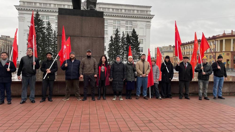 В Кемерове комсомольцы и члены коммунистической партии отметили 107-ю годовщину образования ВЛКСМ