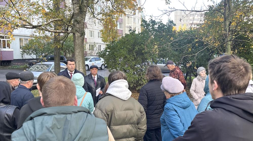 Олег Лебедев продолжает проводить массовые встречи с жителями Великого Новгорода