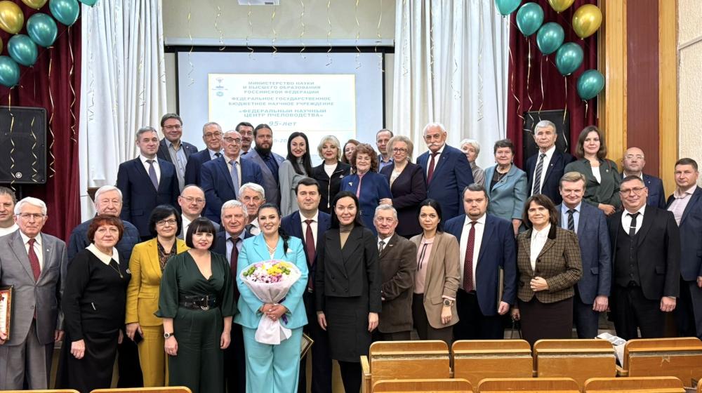 Олег Лебедев передал слова приветствия и поздравление от лидера КПРФ Г.А. Зюганова коллективу НИИ пчеловодства с 95-летием этого уникального научного центра