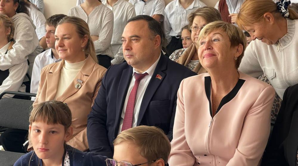 Крымские коммунисты поздравили преподавателей Специальной школы-интерната № 2 с их профессиональным праздником