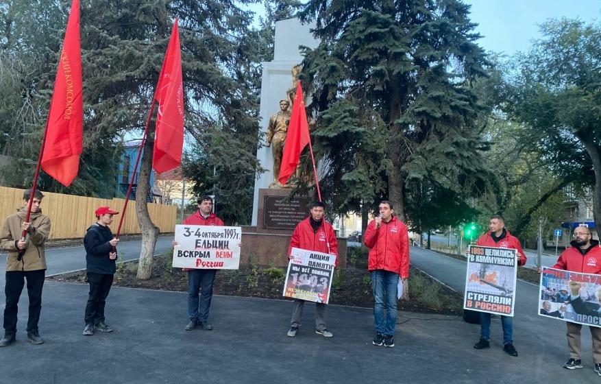В Саратове состоялась акция памяти, посвященная 32-й годовщине со дня расстрела защитников Белого дома