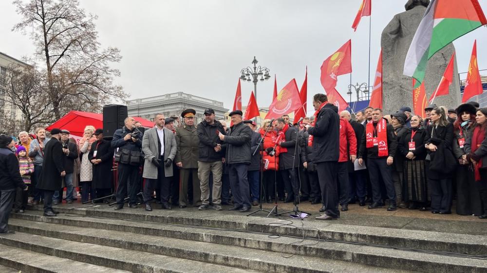 В 108-ю годовщину Великого Октября подмосковные коммунисты во время патриотической акции КПРФ провели прием в партию у памятника Карлу Марксу