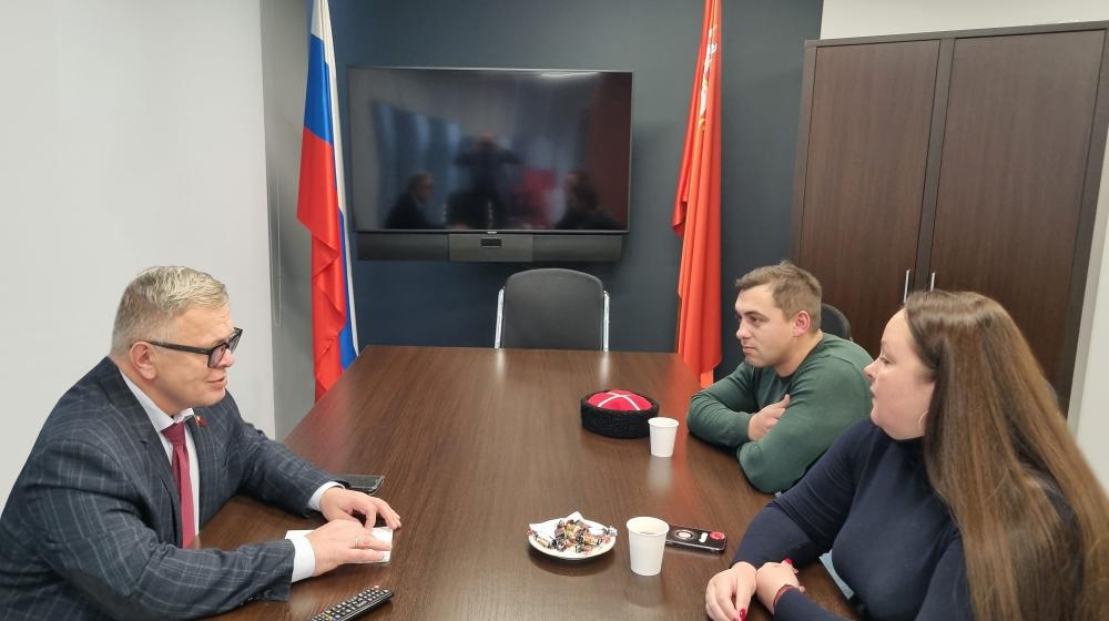 Руководитель фракции КПРФ в Мособлдуме Александр Наумов провел рабочую встречу с представителями патриотической организации «РОКОТ»