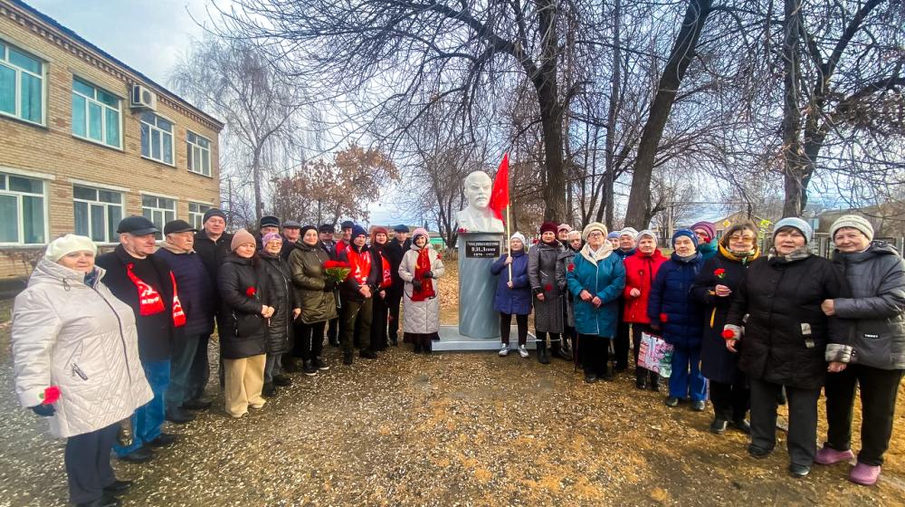 В селе Хомутинино Челябинской области открыли бюст В.И. Ленину