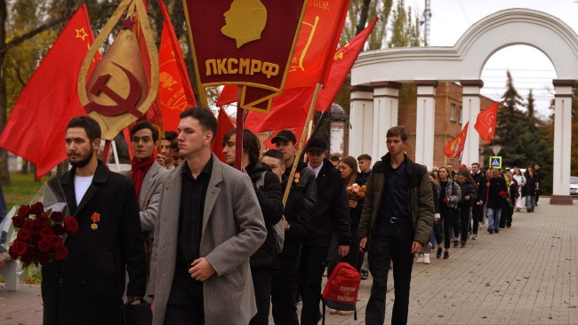7 ноября в Мариуполе: комсомольцы и молодые коммунисты вывели молодежь города на массовый марш