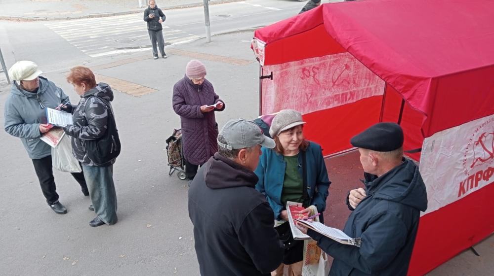 Сталинградская праздничная Красная палатка на улицах города-героя