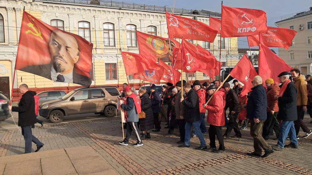 Великий Октябрь как точка отсчёта. 7 ноября тамбовские коммунисты вышли к памятным местам и провели автопробег по улицам областного центра