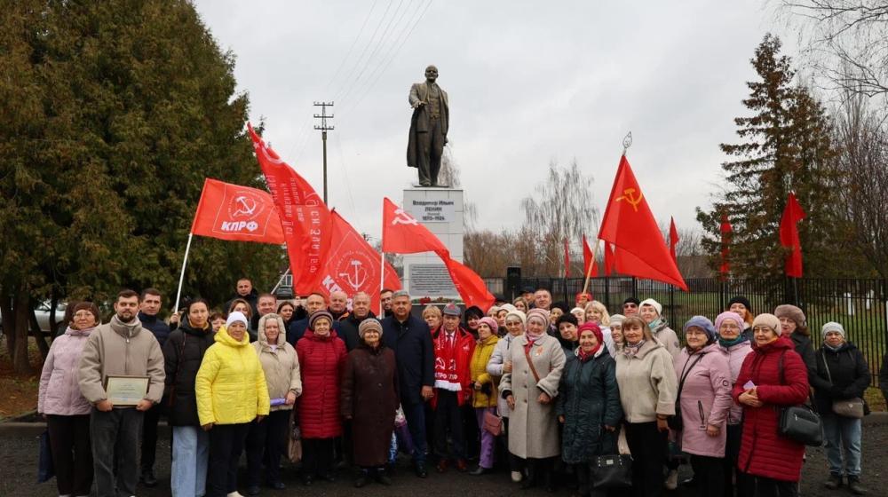 Татарстан. В Зеленодольске и в поселке Васильево открыли обновленные памятники В.И. Ленину