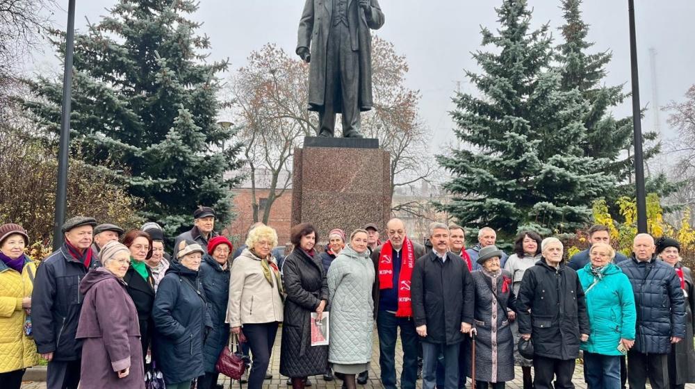 Санкт-Петербург. Районные комитеты КПРФ провели акции в честь дня Октябрьской революции