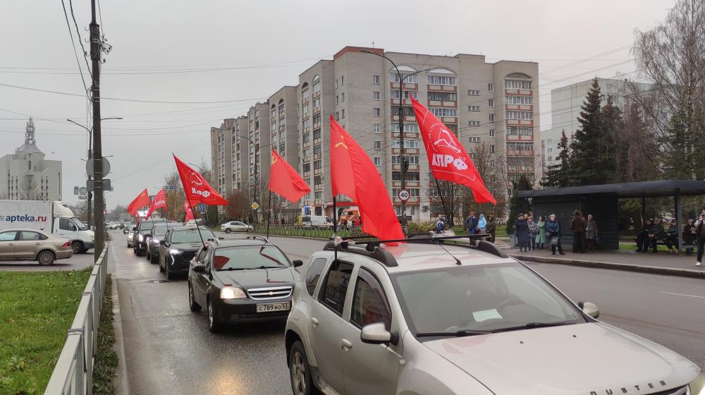 Новгородские коммунисты встретили 108-ю годовщину Революции автопробегами и праздничным концертами